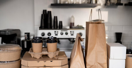 Suministros para hostelería con envases alimentarios, productos de limpieza profesional y papel industrial